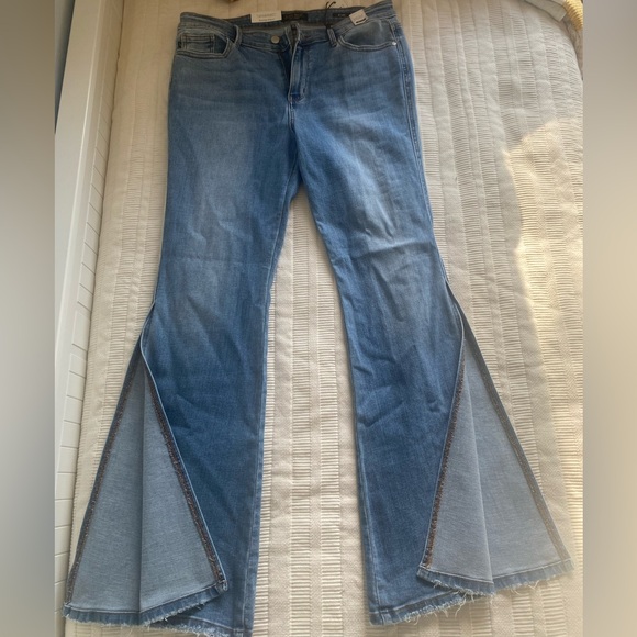 Judy Blue Mid Rise Medium Wash Peak-A-Boo Hem Slit Flare Jeans - Picture 8 of 12